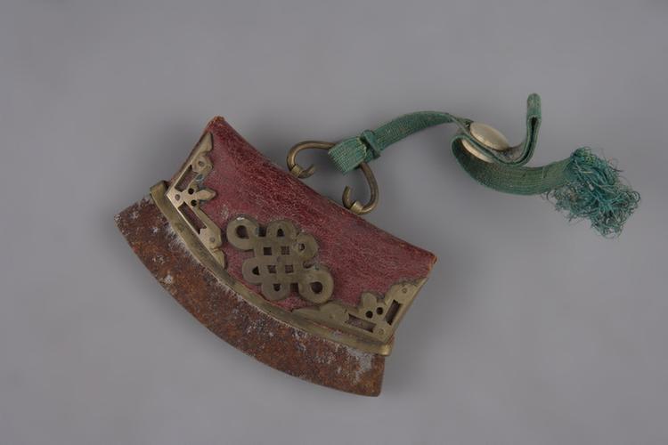 红色皮镶铜蝠荷包式火燫