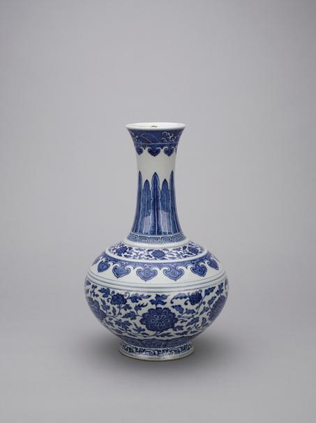 嘉庆款青花缠枝莲凸弦纹赏瓶