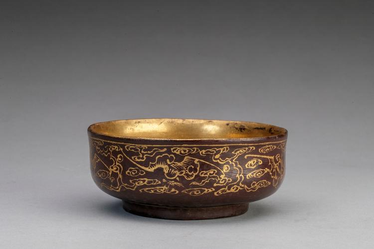 紫漆描金云蝠纹墩式碗