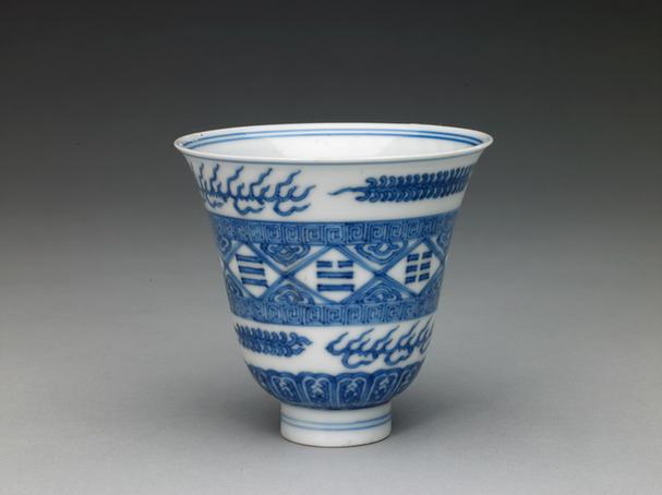 康熙款青花八卦纹铃铛杯