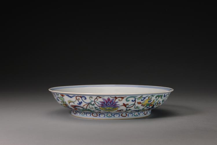 乾隆款斗彩夔凤穿花纹盘