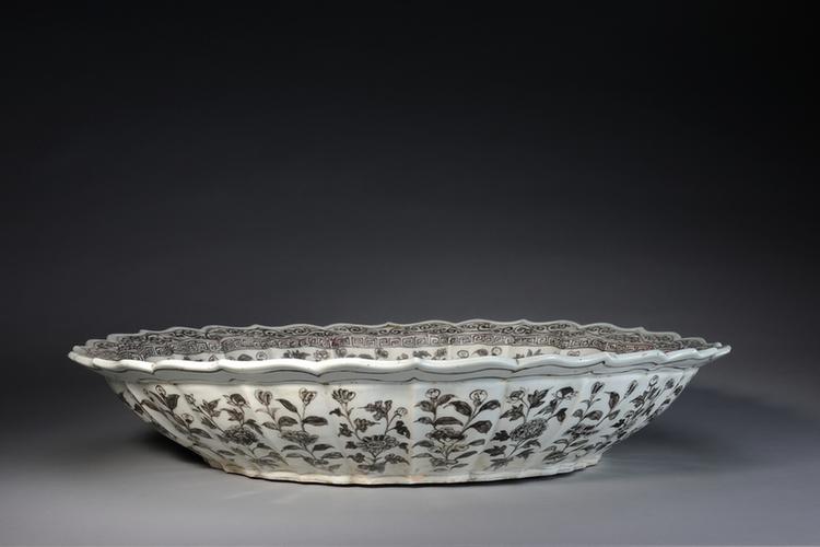 釉里红四季花卉纹莲瓣盘