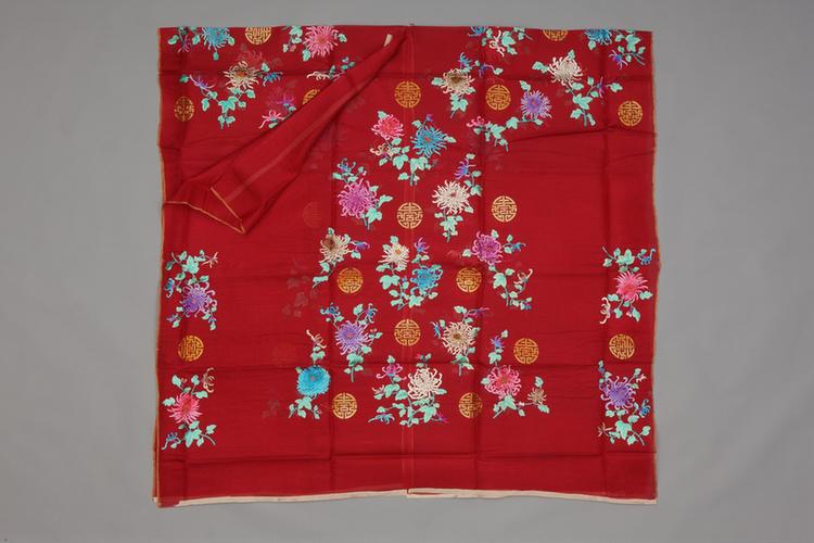 红色芝麻纱绣菊花金团寿字纹袍料