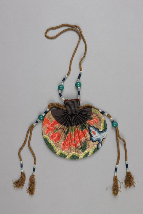 香色缎口铺绒牡丹山石纹椭圆荷包