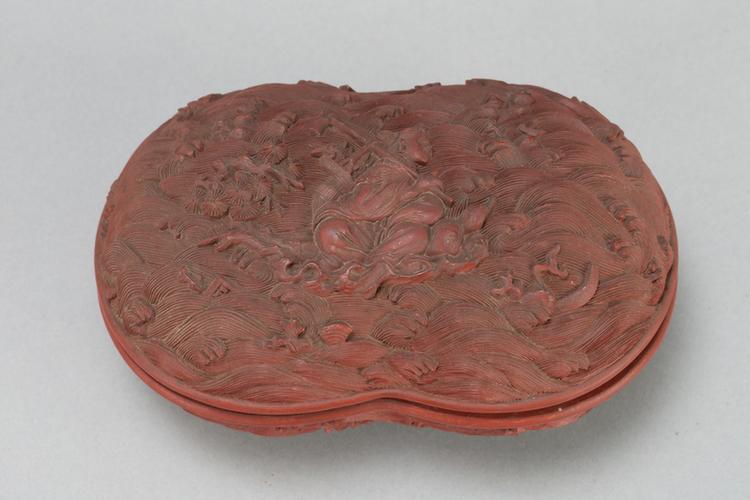 乾隆款剔红采芝图双圆式盒