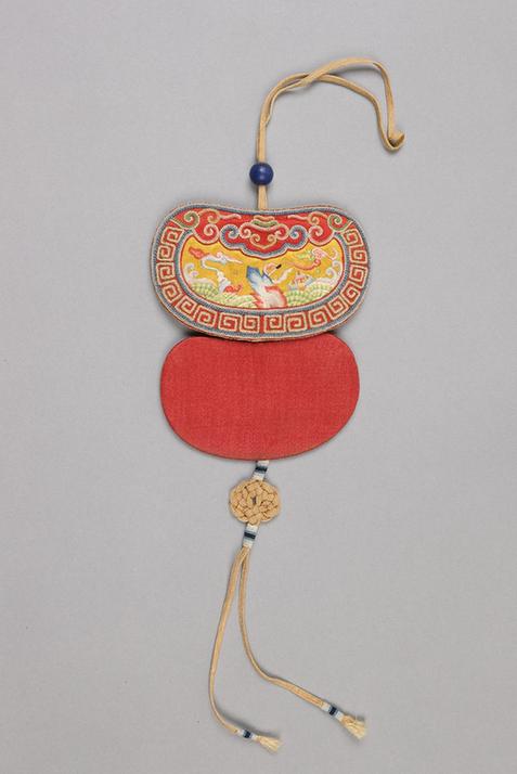 黄色缎绣海水江崖纹腰圆荷包