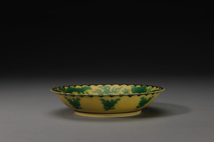 乾隆款黄地绿彩外朵花里云龙纹花口盘