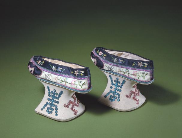 米色缎绣花盆底女夹鞋