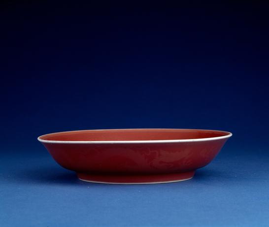 鲜红釉描金云龙纹盘