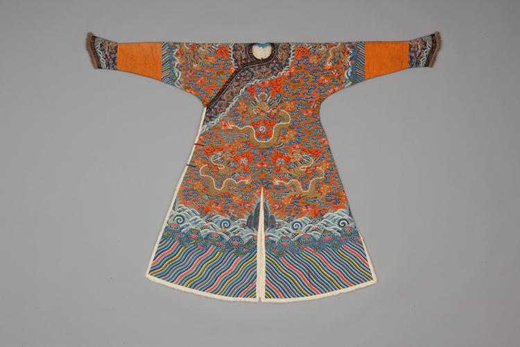 杏黄色缂丝彩云金龙纹镶羊皮银鼠皮男蟒袍