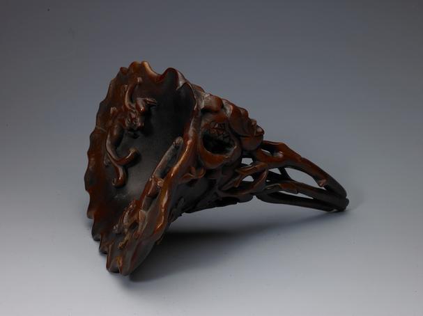 犀角雕荷叶双螭纹杯