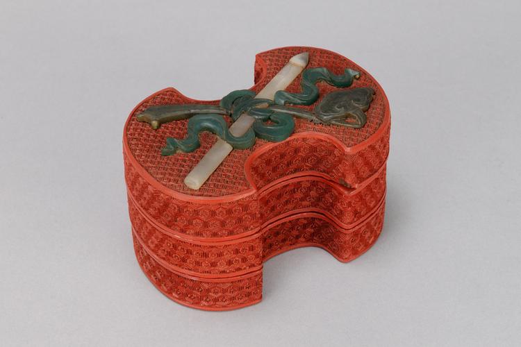 剔红锦纹嵌玉暗八仙纹银锭式三层套盒