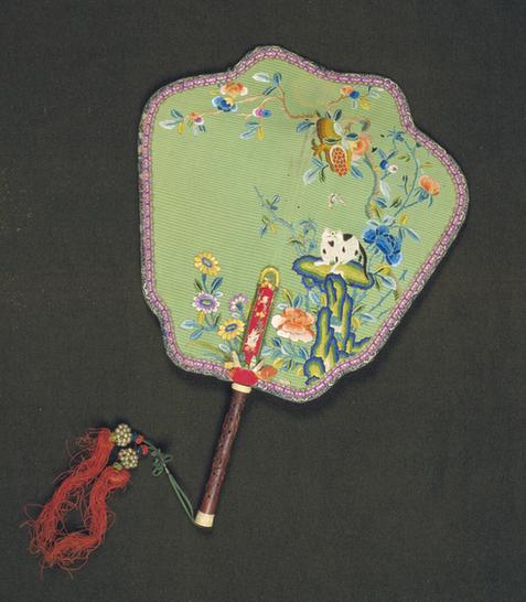 罗绣猫蝶石榴图面红木雕花柄团扇