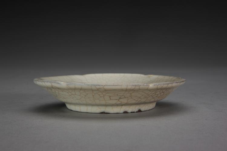 哥窑米黄釉葵瓣口盘