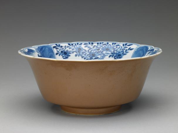 康熙款里青花博古图外酱釉花口碗