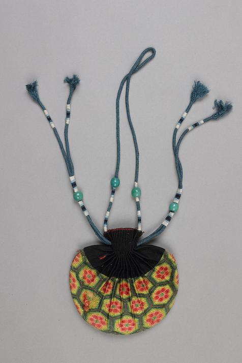 香色缎口铺绒朵花六角纹椭圆荷包