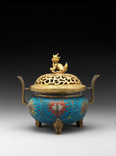 掐丝珐琅勾莲纹朝冠耳象足盖炉