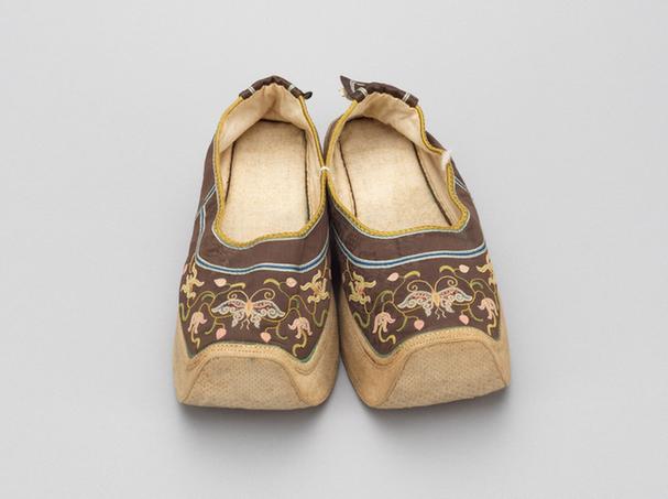 绛色缎缉线绣花蝶纹皂鞋