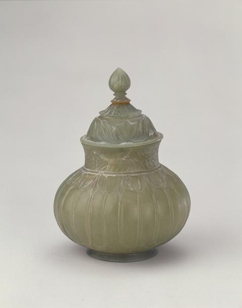 痕都斯坦青玉花卉纹带盖罐