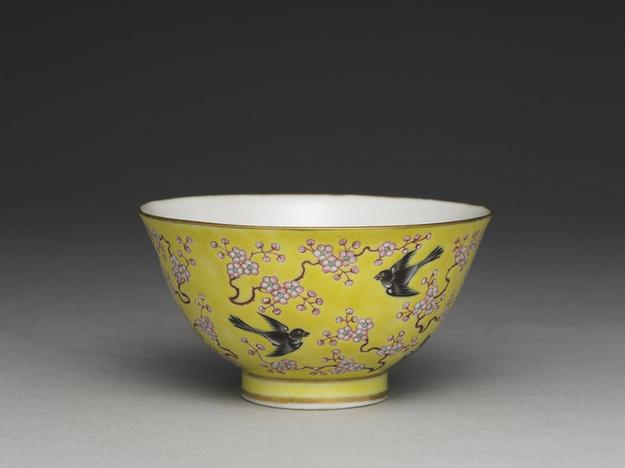 粉彩黄地梅鹊纹碗