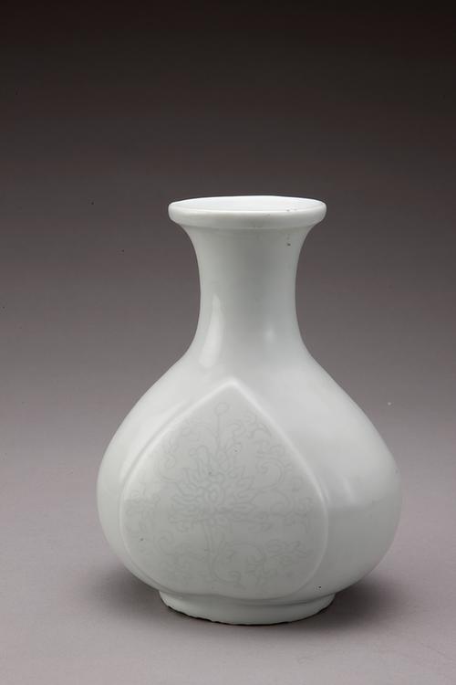 白釉暗划朵莲纹杏圆扁瓶