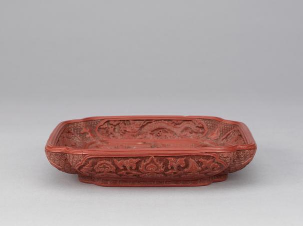 嘉靖款剔红福字八宝龙纹方形委角盘