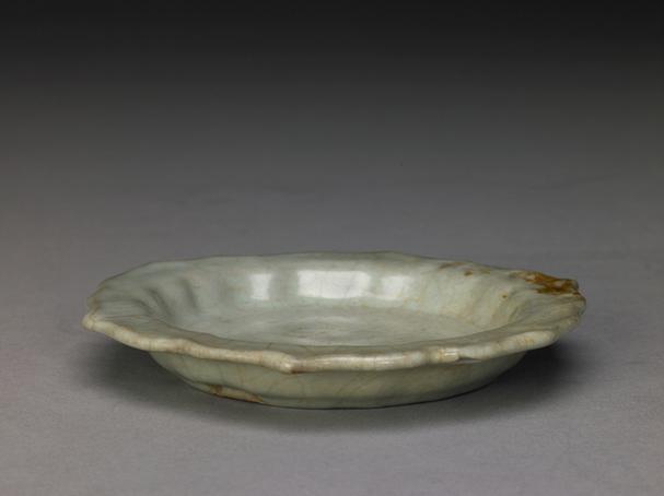 官窑青釉菱花式碟