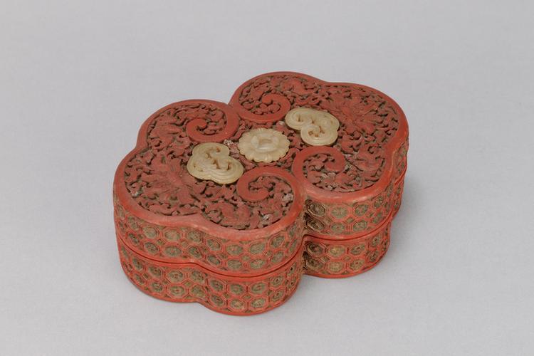 剔红锦纹嵌玉花卉纹如意式盒