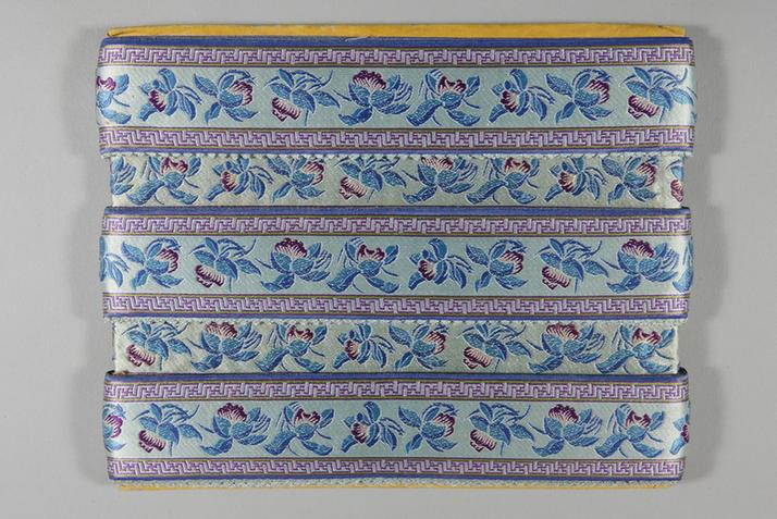 月白色缎地织金万字边朵兰纹绦