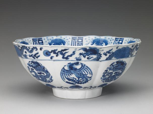 成化款青花龙凤纹葵瓣大碗