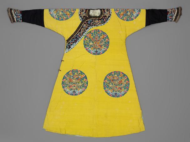 明黄色缂丝八团彩云蝠金龙纹青白肷皮女龙袍