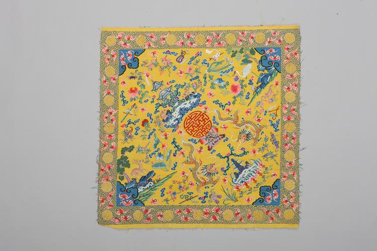 黄色缂丝鹤鹿金龙纹怀挡料