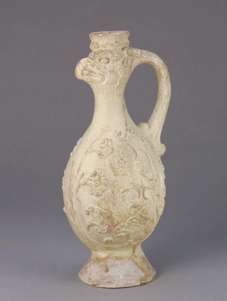 白釉凸花凤头壶