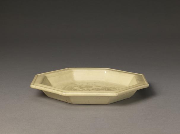 德化窑白釉八方螭虎纹盘