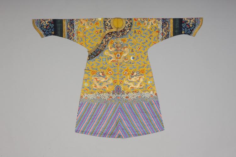 明黄色纳纱彩云蝠寿金龙纹女单龙袍