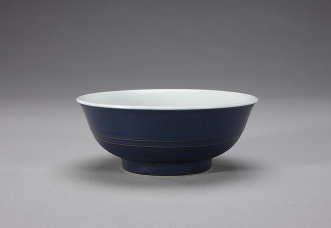 康熙款祭蓝釉凸环弦纹碗