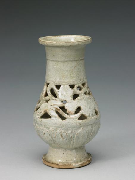 青白釉镂空缠枝花纹撇口瓶