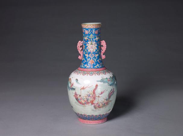 绿地粉彩开光婴戏图双耳瓶