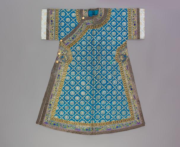 品月缎平金银绣菱形藕节万字金团寿纹夹氅衣