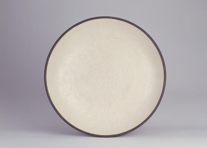 定窑白釉印花缠枝牡丹纹盘