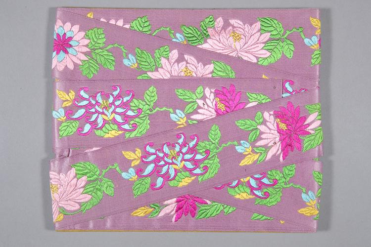 雪灰色缎地菊花纹绦