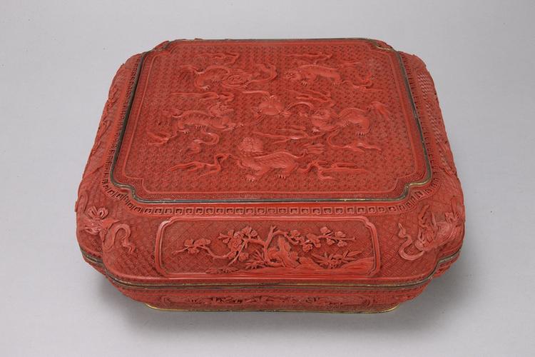 剔红五狮戏球图开光花卉纹四方委角盒
