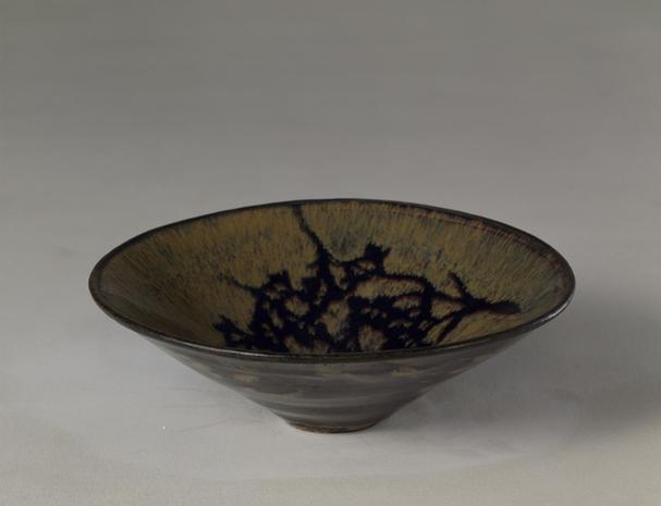 吉州窑剪纸贴花梅花纹碗