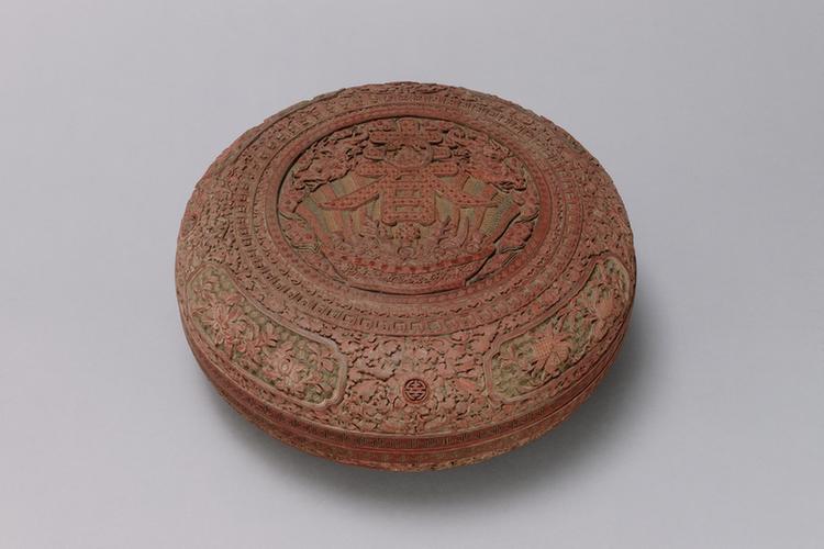 剔红寿春图开光花果纹圆盒