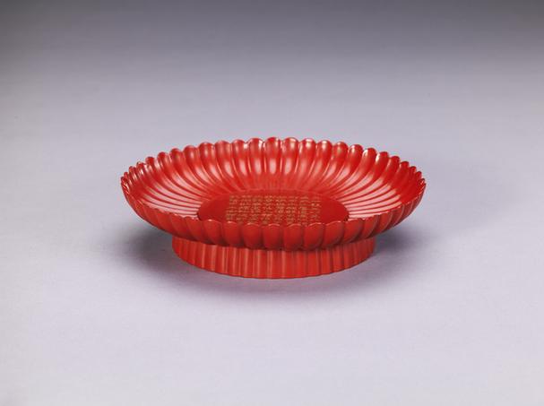 乾隆款脱胎朱漆菊瓣式碟