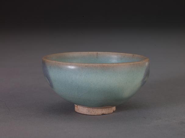 钧窑天蓝釉红斑碗