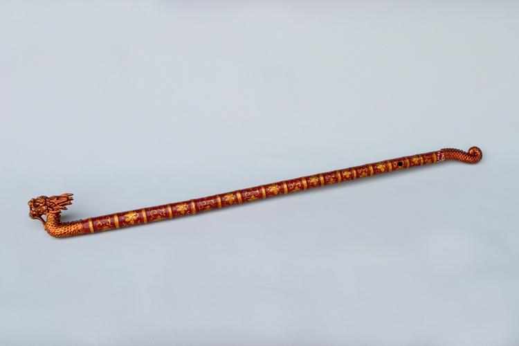 竹红漆描金朵莲纹龙形笛