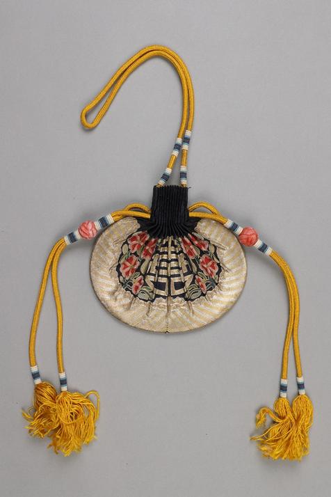 石青色缎平金锁绣桃花团寿纹椭圆荷包