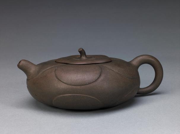 宜兴窑紫砂莲花式茶壶