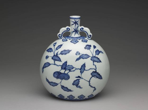 青花花果纹如意耳扁壶